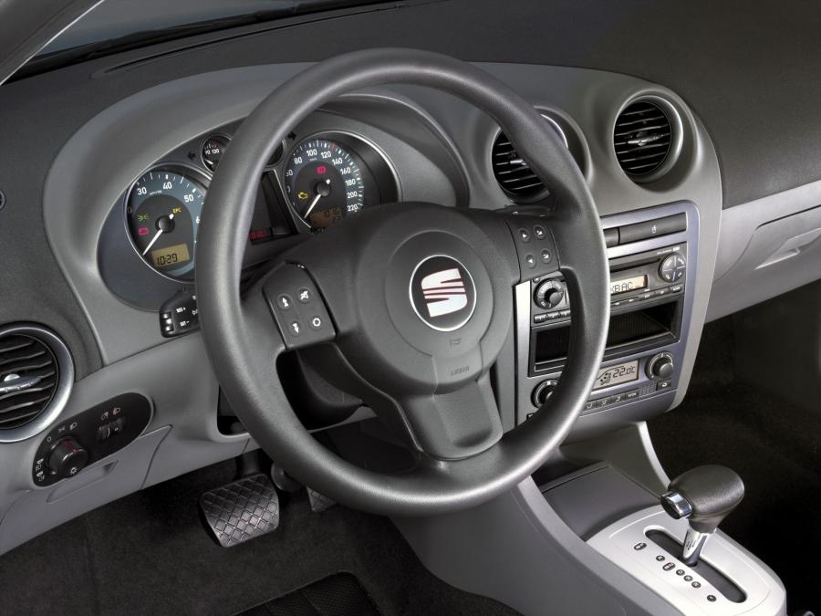 Панель приборов Seat Ibiza 3-Door 2006 года  (фото 12 из 12)